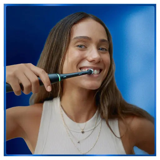 Oral-B iO5 Electric Toothbrush – 3 Brush Heads & Travel Case Included PLP