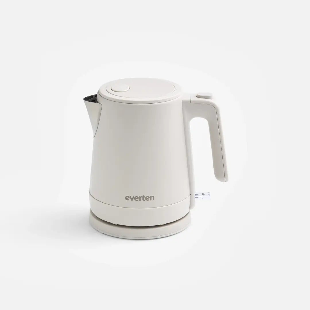 White electric kettle with 'everten' branding on a white background